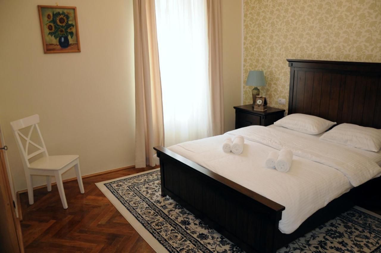 Black Gate - 2 Bedroom Apartment In The Heart Of Old Town With Free Private Secured Parking Брашов Экстерьер фото